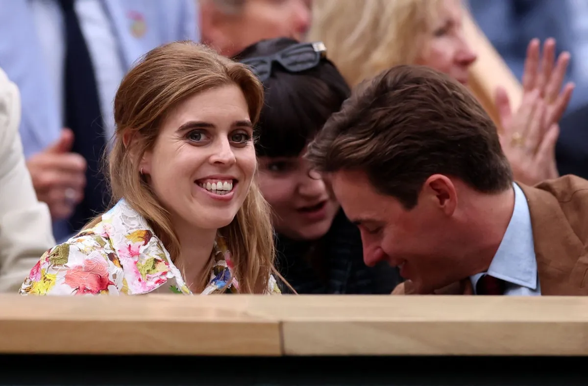 الأميرة بياتريس في نادي عموم إنجلترا للتنس والكروكيه في ويمبلدون، جنوب غرب لندن (Princess Beatrice at The All England Lawn Tennis and Croquet Club in Wimbledon, southwest London). مصدر الصورة: HENRY NICHOLLS / AFP