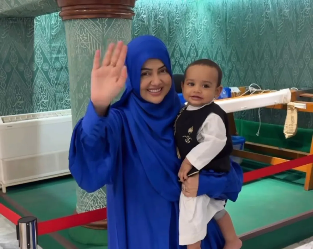 سنا خان وابنها- الصورة لقطة شاشة من حساب سنا خان على إنستغرام