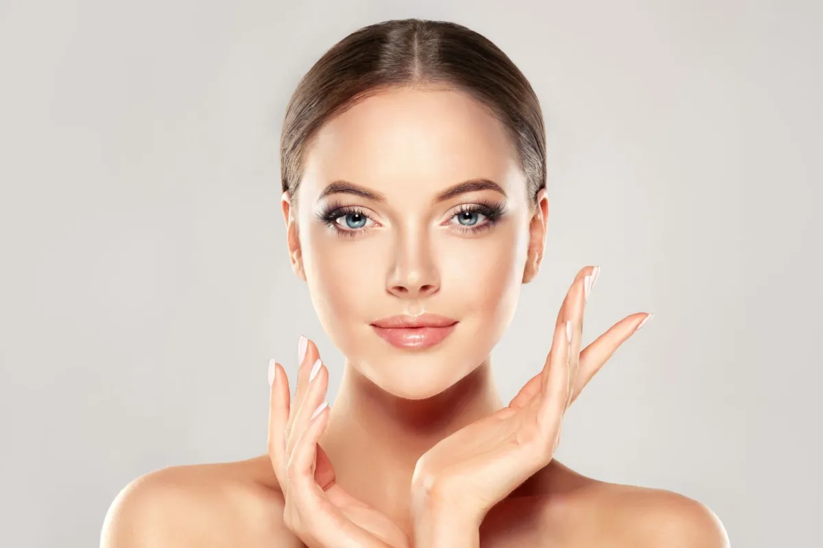 امرأة ببشرة شابة خالية من التجاعيد