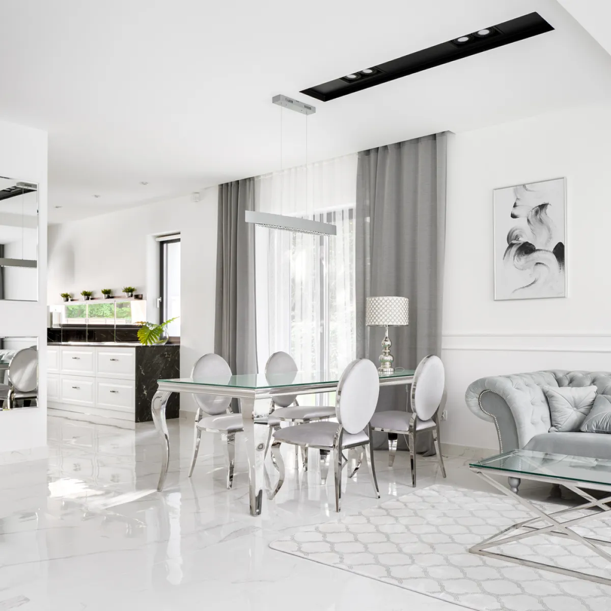 قطع أثاث واكسسوارات في منطقة المعيشة المفتوحة