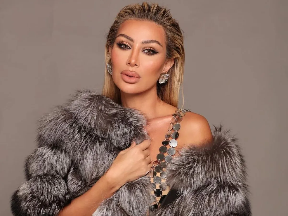 نجمات بصبغة الشعر الهايلايت الأشقر مع الخصل الداكنة