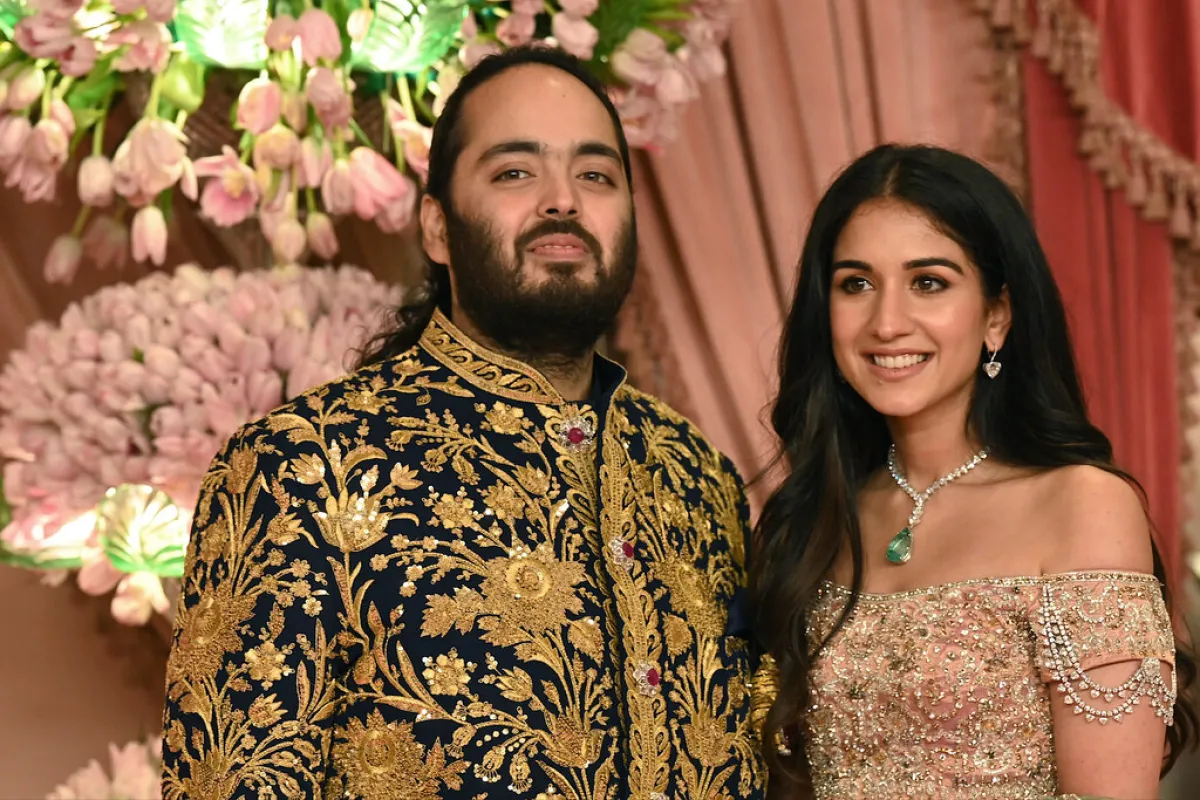 أنانت أمباني مع خطيبته راديكا ميرشانت خلال حفل سانجيت في مومباي (Anant Ambani with his fiancee Radhika Merchant during their Sangeet Ceremony in Mumbai). مصدر الصورة: SUJIT JAISWAL / AFP