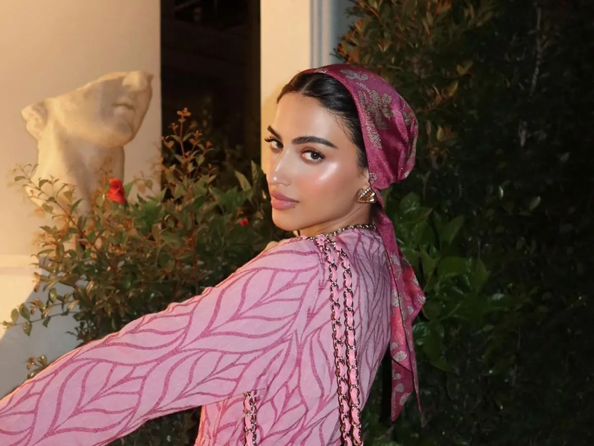 إطلالة يارا النملة بالحجاب المنقوش- الصورة من حسابها على انستغرام