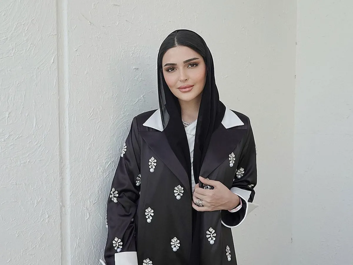 حنين الصيفي بعباية سوداء - الصورة من حسابها على انستغرام