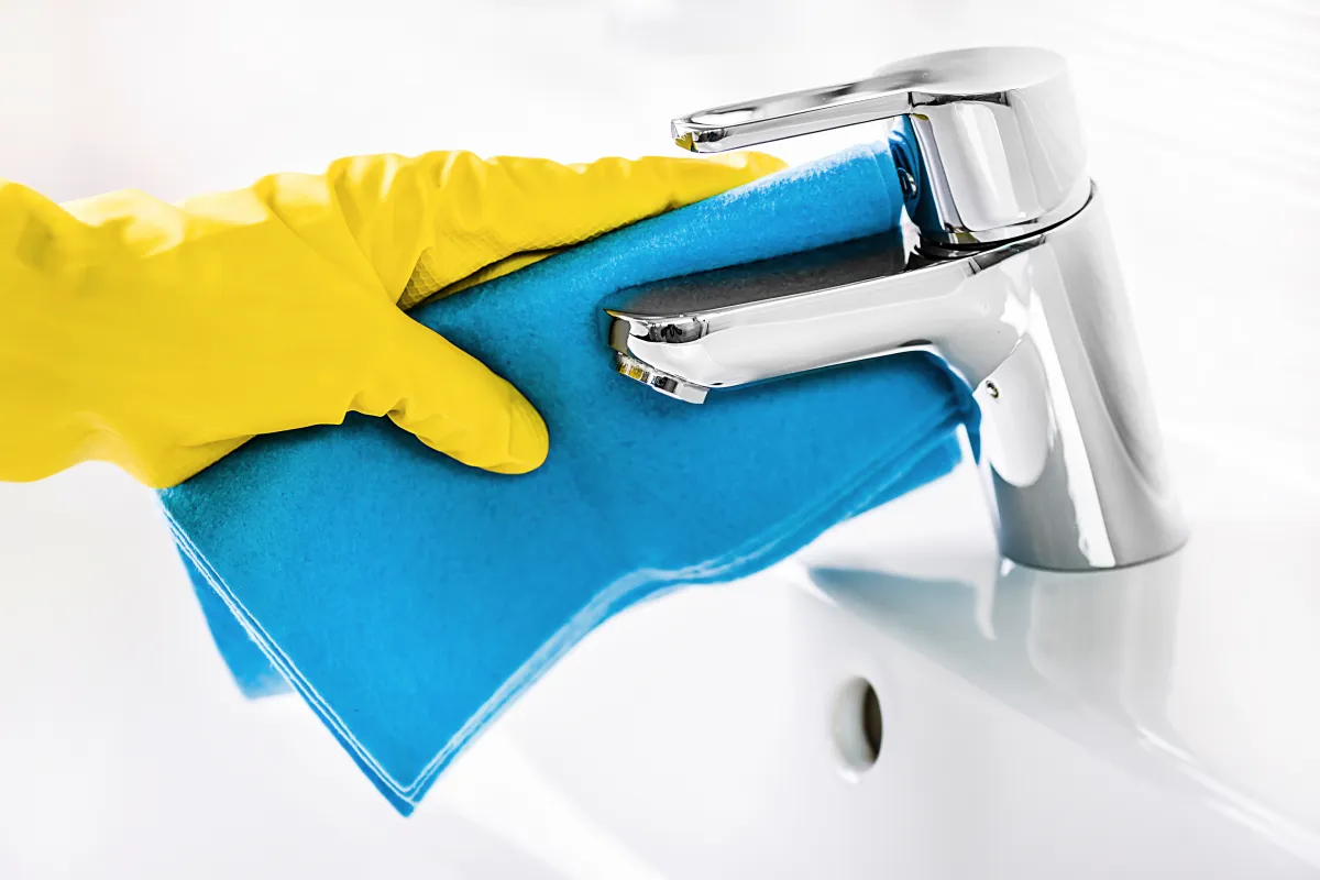 تنظيف تركيبات الحمام  