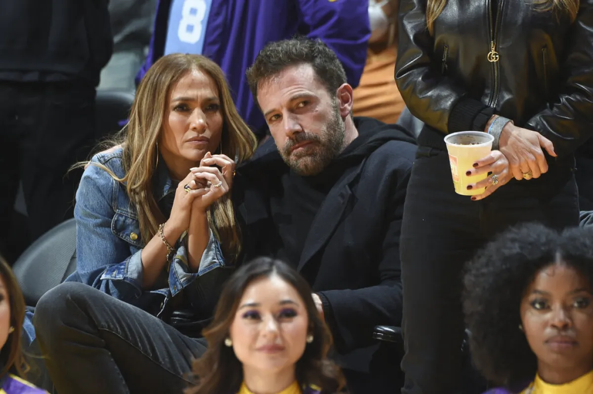 جينيفر لوبيز وبن أفليك Jennifer Lopez and Ben Affleck خلال حضورهما في لوس أنجليس (مصدر الصورة: ANDREW D. BERNSTEIN / NBAE / Getty Images / Getty Images via AFP)