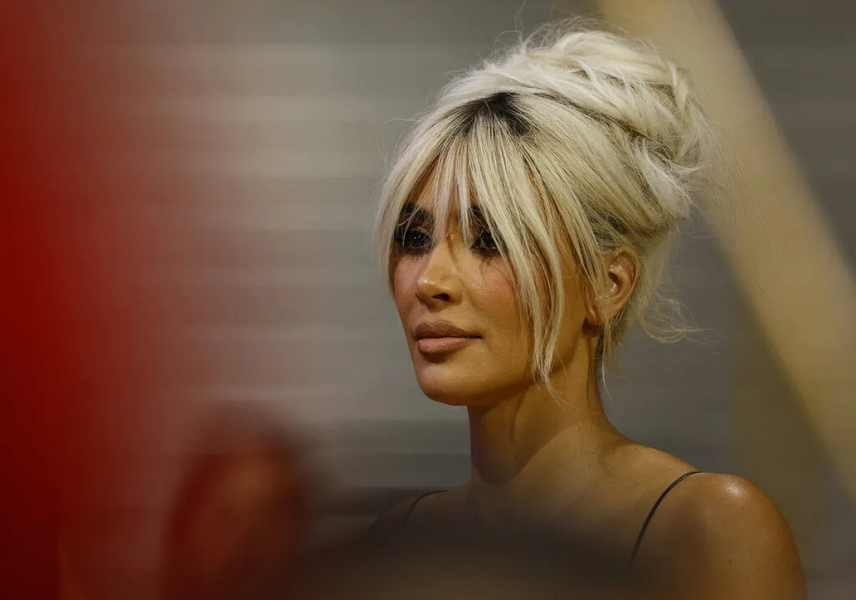 كيم كارداشيان Kim Kardashian خلال حضورها مباراة في كليفورنيا (مصدر الصورة: RONALD MARTINEZ / GETTY IMAGES NORTH AMERICA / Getty Images via AFP)