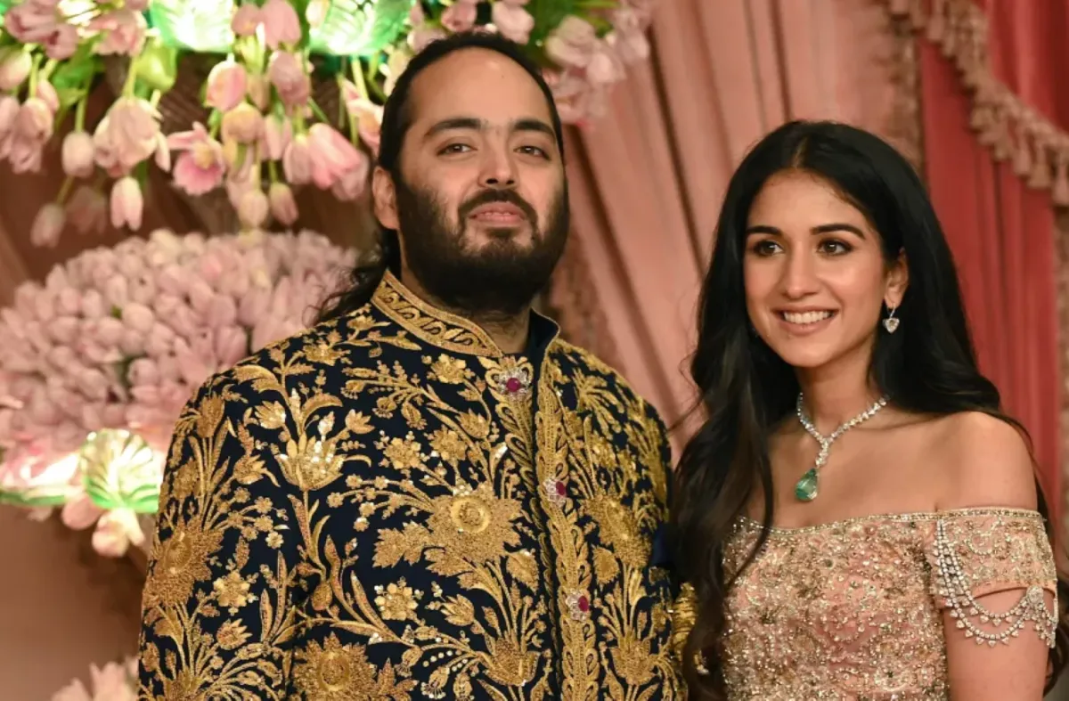 العروس راديكا ميرشانت مع عريسها أنانت أمباني Anant Ambani with his fiancee Radhika Merchant (مصدر الصورة:SUJIT JAISWAL / AFP)