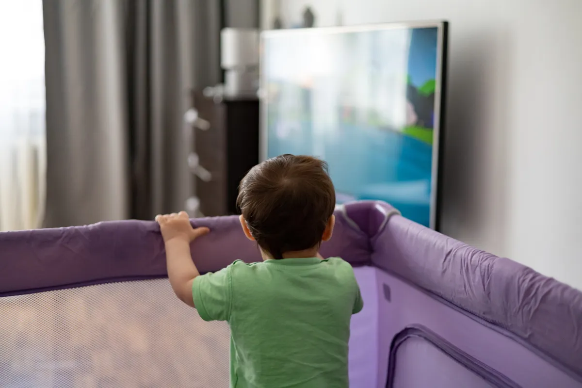 صورة لطفل يشاهد التلفاز