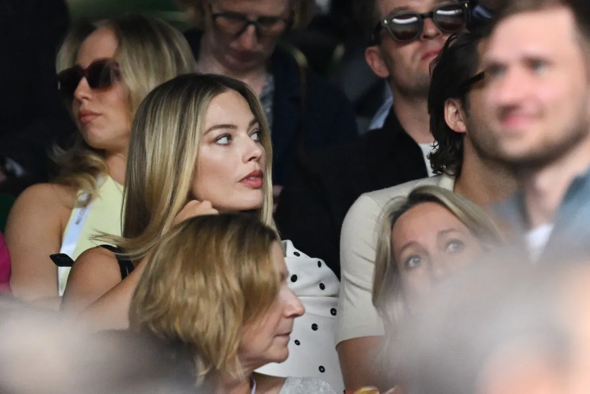 مارغوت روبي وزوجها توم أكيرلي في نادي All England Lawn للتنس والكروكيه في ويمبلدون، جنوب غرب لندن (Margot Robbie and her husband Tom Acklerley at The All England Lawn Tennis and Croquet Club in Wimbledon, southwest London). مصدر الصورة: ANDREJ ISAKOVIC / AFP