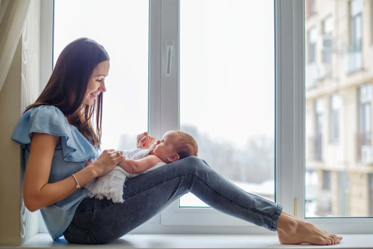 صورة لأم تغني لمولودتها