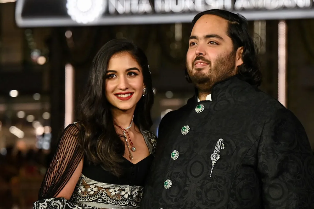 أنانت أمباني وزوجته راديكا ميرشانت في مركز جيو العالمي (JWC) في مومباي (Anant Ambani and his wife Radhika Merchant at the Jio World Centre (JWC) in Mumbai). مصدر الصورة: SUJIT JAISWAL / AFP