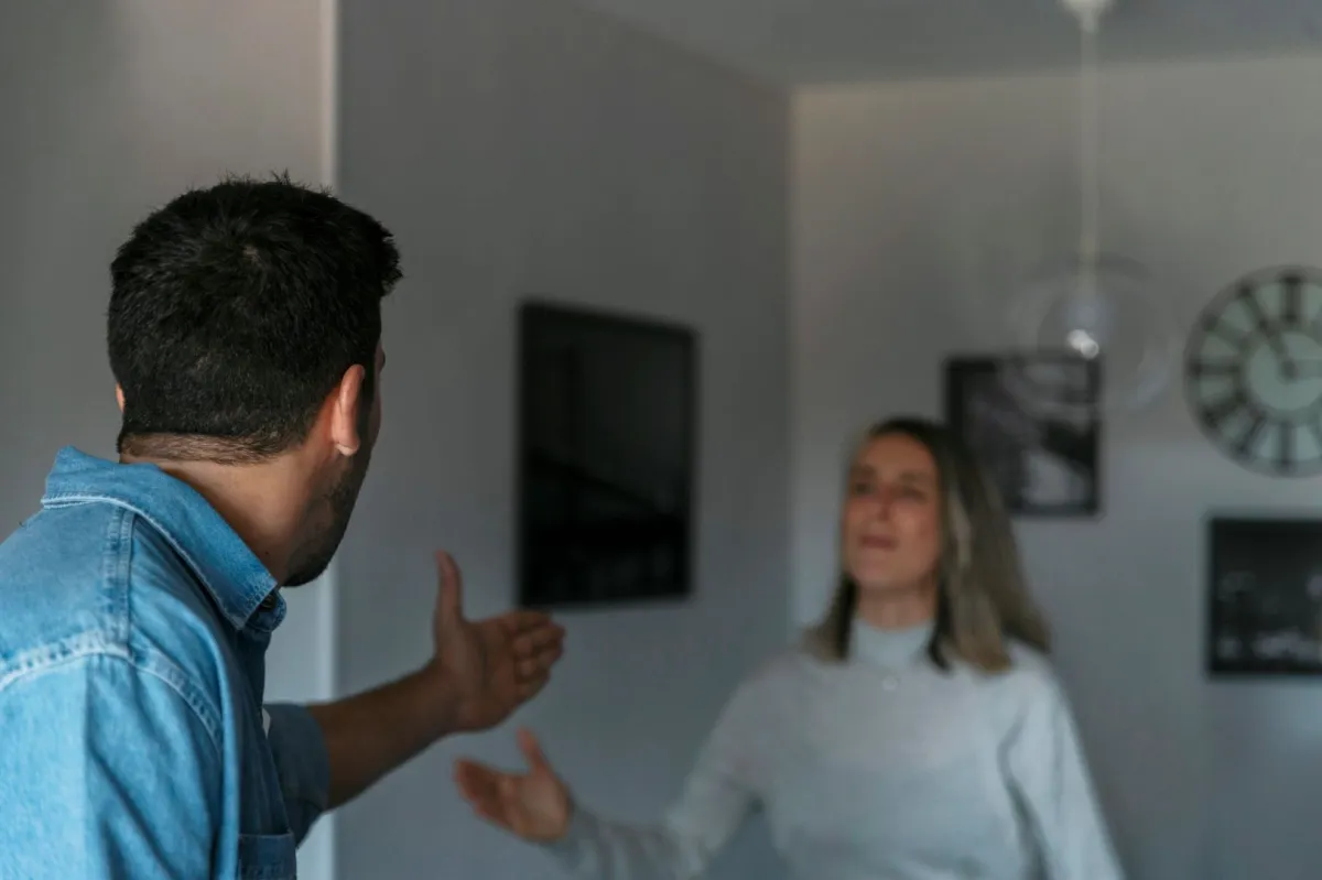 زوجان يتشاحنان بالمنزل