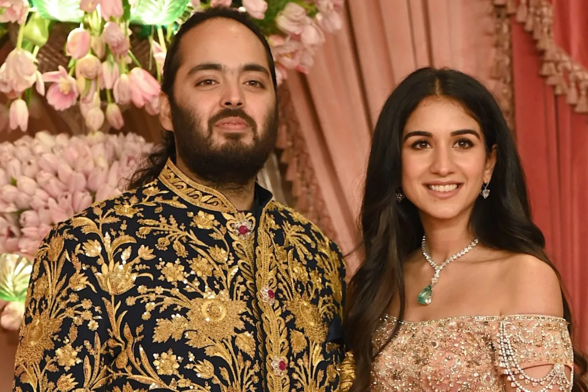 راديكا ميرشانت Radhika Merchant مع أنانت أمباني Anant Ambani (مصدر الصورة: SUJIT JAISWAL / AFP)