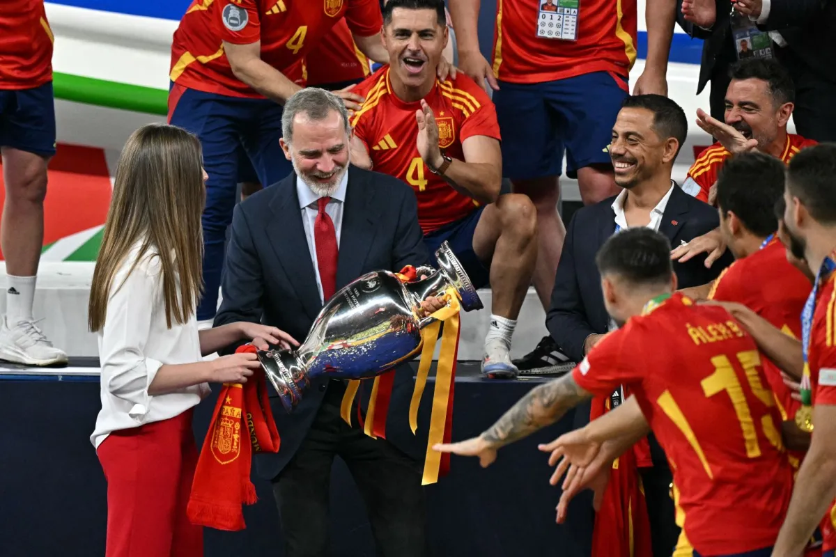 الملك فيليب السادس يحتفل مع لاعبي إسبانيا وابنته الأميرة صوفيا في الملعب الأولمبي في برلين (King Felipe VI celebrates with Spain's players and his daughter Princess Sofia at the Olympiastadion in Berlin). مصدر الصورة: JAVIER SORIANO / AFP