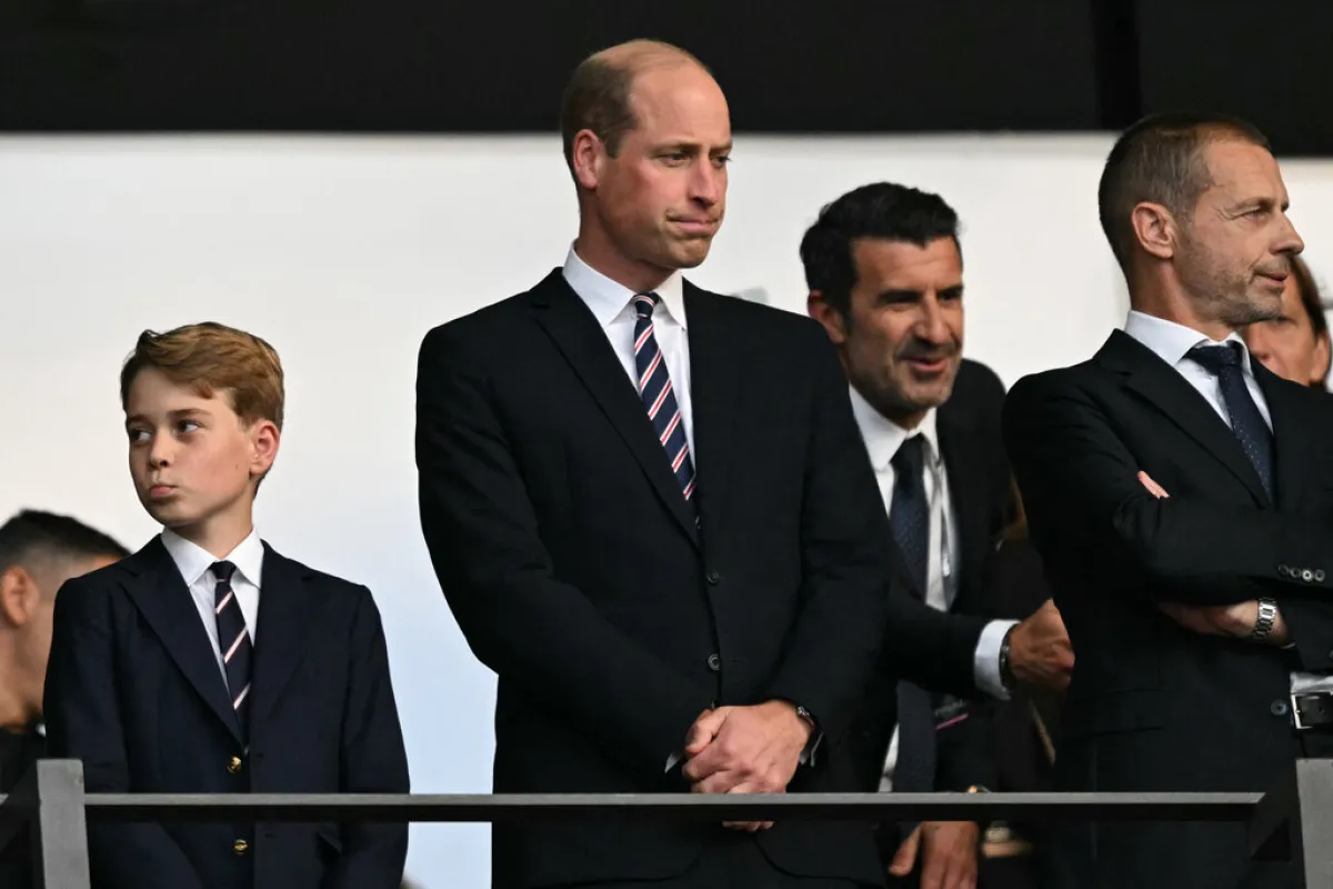 الأمير ويليام والأمير جورج Prince William and Prince George خلال حضورهما مباراة النهائيات (مصدر الصورة: INA FASSBENDER / AFP)