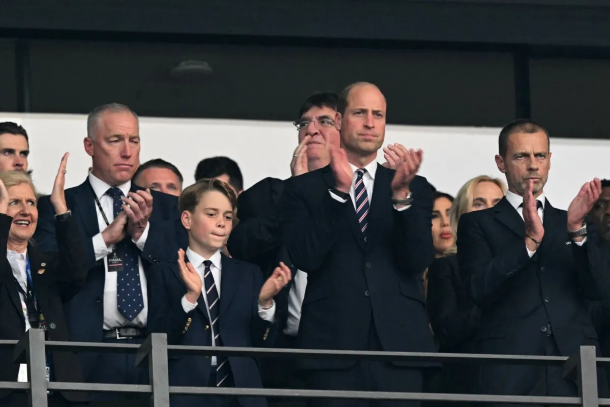 الأمير جورج والأمير ويليام ورئيس الاتحاد الأوروبي لكرة القدم ألكسندر تشيفيرين في الملعب الأولمبي في برلين (Prince George of Wales, Prince William and UEFA President Aleksander Ceferin at the Olympiastadion in Berlin INA). مصدر الصورة: FASSBENDER / AFP