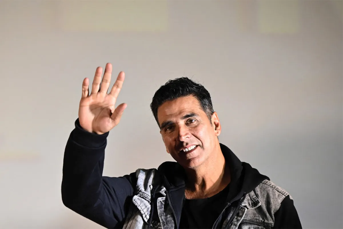 ممثل بوليوود أكشاي كومار - Bollywood actor Akshay Kumar gestures during a promotional event of his upcoming movie 'Raksha Bandhan' in Kolkata (Photo by Dibyangshu SARKAR / AFP)