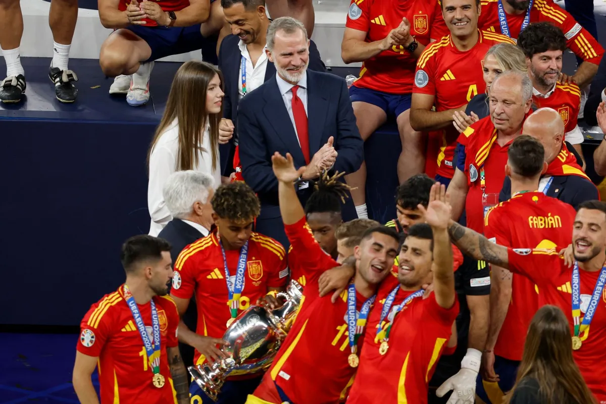 الملك فيليب السادس وابنته الأميرة صوفيا في الملعب الأولمبي في برلين (King Felipe VI and his daughter Princess Sofia at the Olympiastadion in Berlin). مصدر الصورة: Odd ANDERSEN / AFP