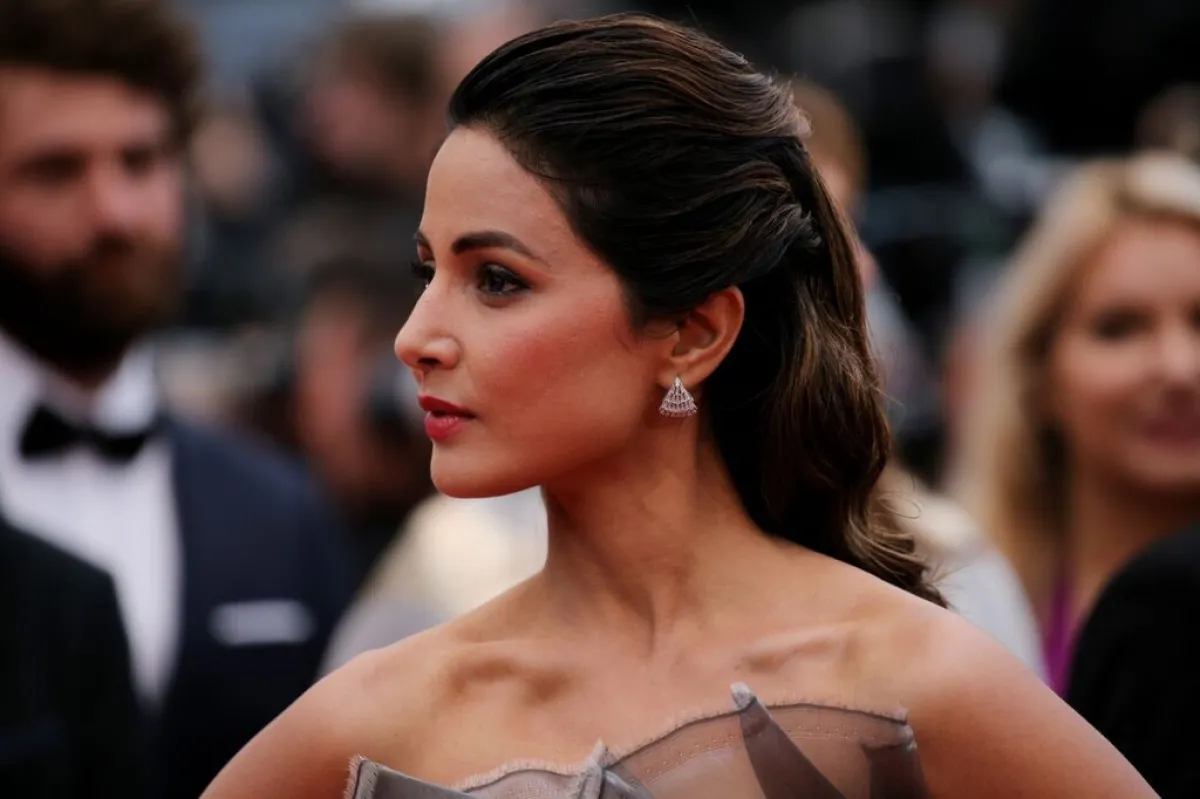 هينا خان خلال مهرجان كان السينمائي السنوي الثاني والسبعين (Hina Khan during the 72nd annual Cannes Film Festival). مصدر الصورة: Gisela Schober/Getty Images