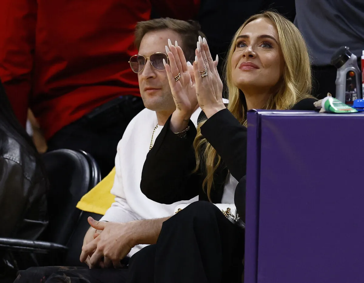 أديل Adele تشاهد مباراة في لوس أنجليس (مصدر الصورة: RONALD MARTINEZ / GETTY IMAGES NORTH AMERICA / Getty Images via AFP)