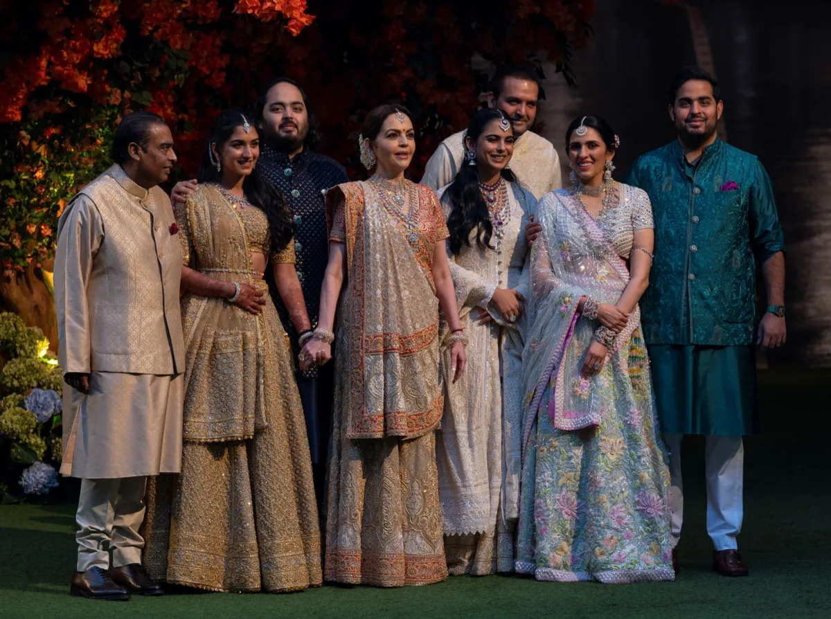 موكيش أمباني، راديكا ميرشانت، أنانت أمباني، نيتا أمباني، إيشا أمباني بيرامال، أناند بيرامال، شلوكا ميهتا أمباني وأكاش أمباني في مومباي، الهند (Mukesh Ambani, Radhika Merchant, Anant Ambani, Neeta Ambani, Isha Ambani Piramal, Anand Piramal, Shloka Mehta Ambani and Akash Ambani in Mumbai, India). مصدر الصورة: Anshuman Poyrekar/Hindustan Times via Getty Images