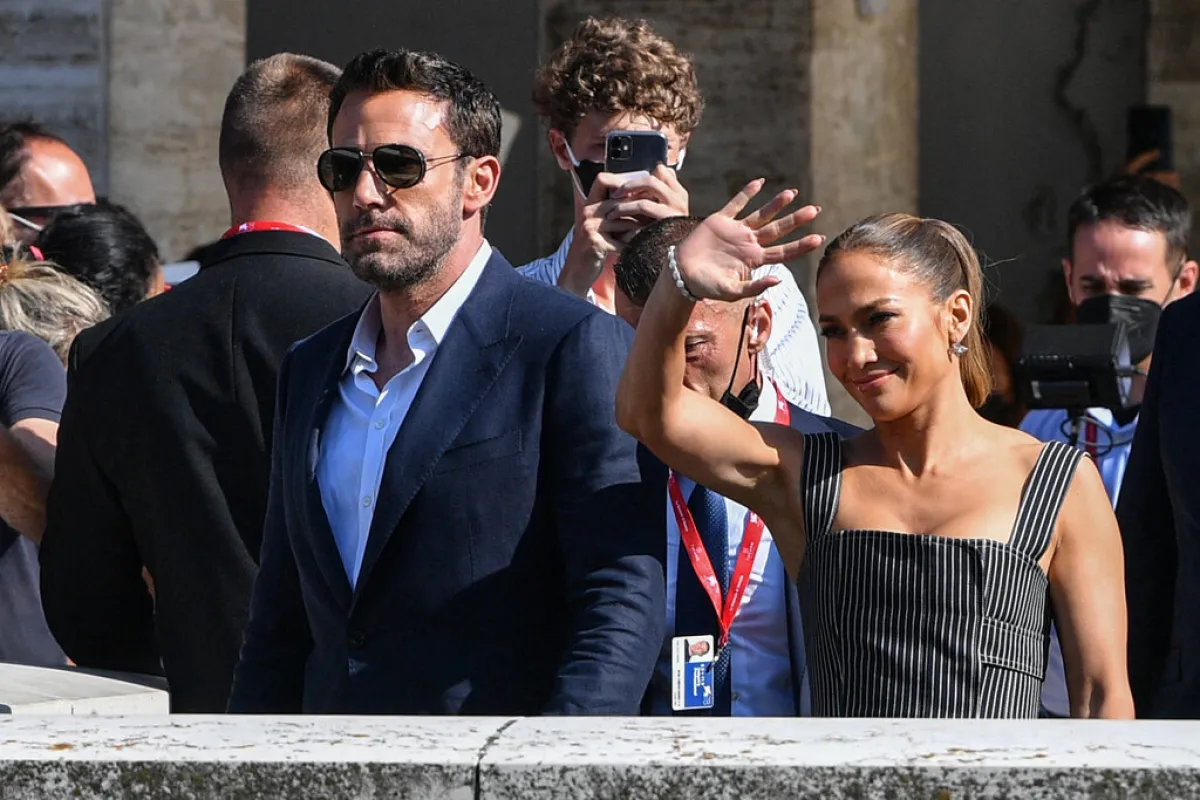 جينيفر لوبيز وبن أفليك  Jennifer Lopez and Ben Affleck في مهرجان البندقية عام 2021 (مصدر الصورة: Filippo MONTEFORTE / AFP)