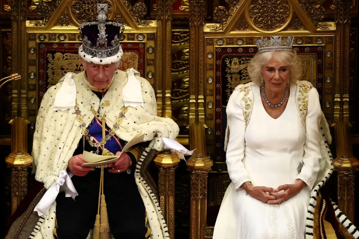الملك تشارلز الثالث إلى جانب الملكة كاميلا في مجلسي البرلمان بلندن (King Charles III alongside Queen Camilla at the Houses of Parliament, in London). مصدر الصورة: HENRY NICHOLLS / POOL / AFP