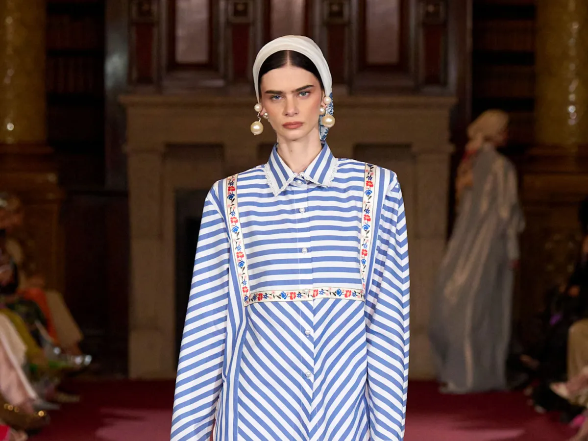 إطلالة من Gunawan – الصورة من Launchmetrics/Spotlight ©