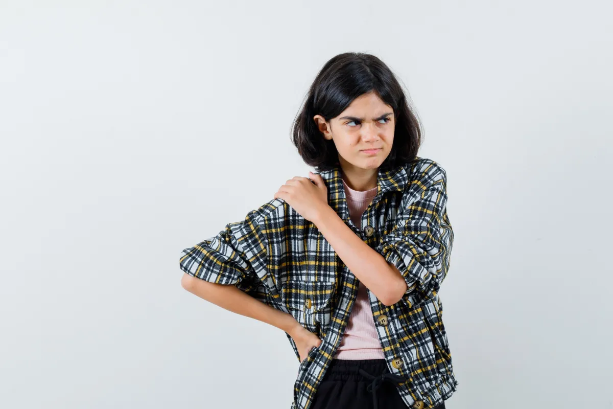 صورة لطفلة تشعر بألم في الذراع