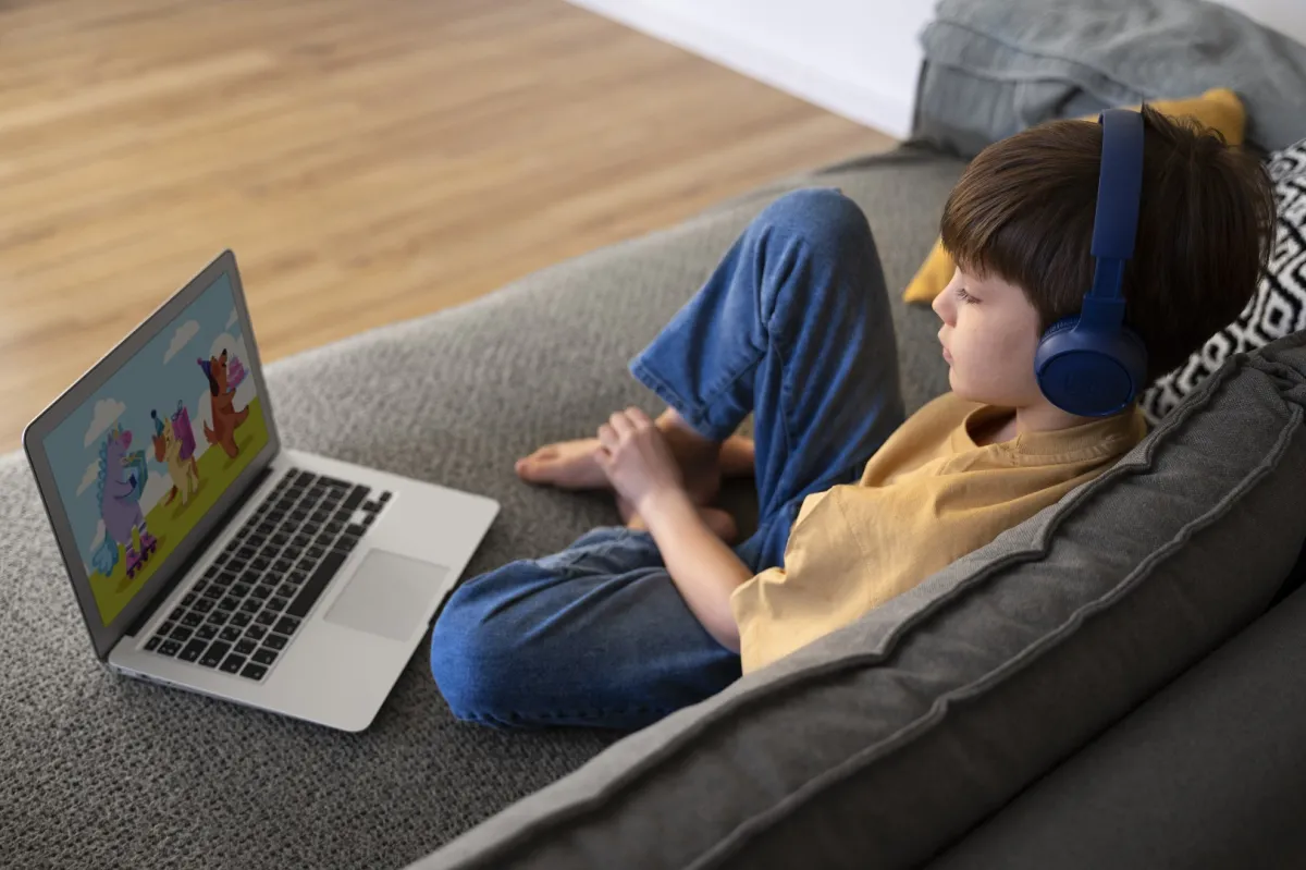 صورة لطفل يشاهد الرسوم المتحركة