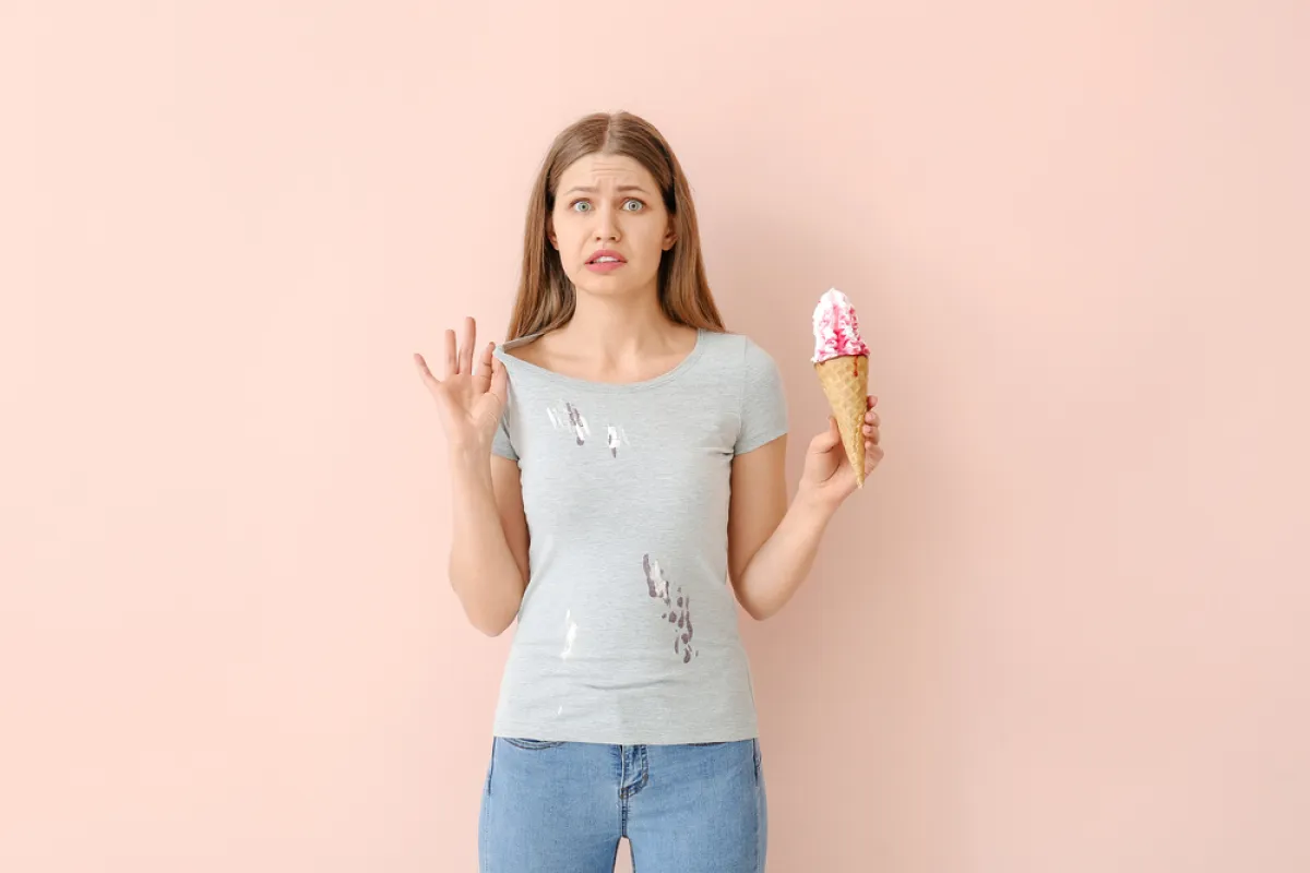 بلوزة صيفية ملطخة ببقع الآيس كريم