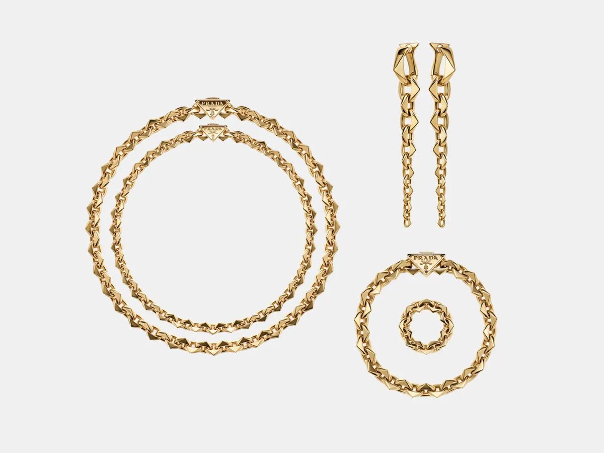 مجوهرات Eternal Gold المُصممة من الذهب المعاد تدويره من برادا- الصورة من مكتب العلاقات العامة للدار