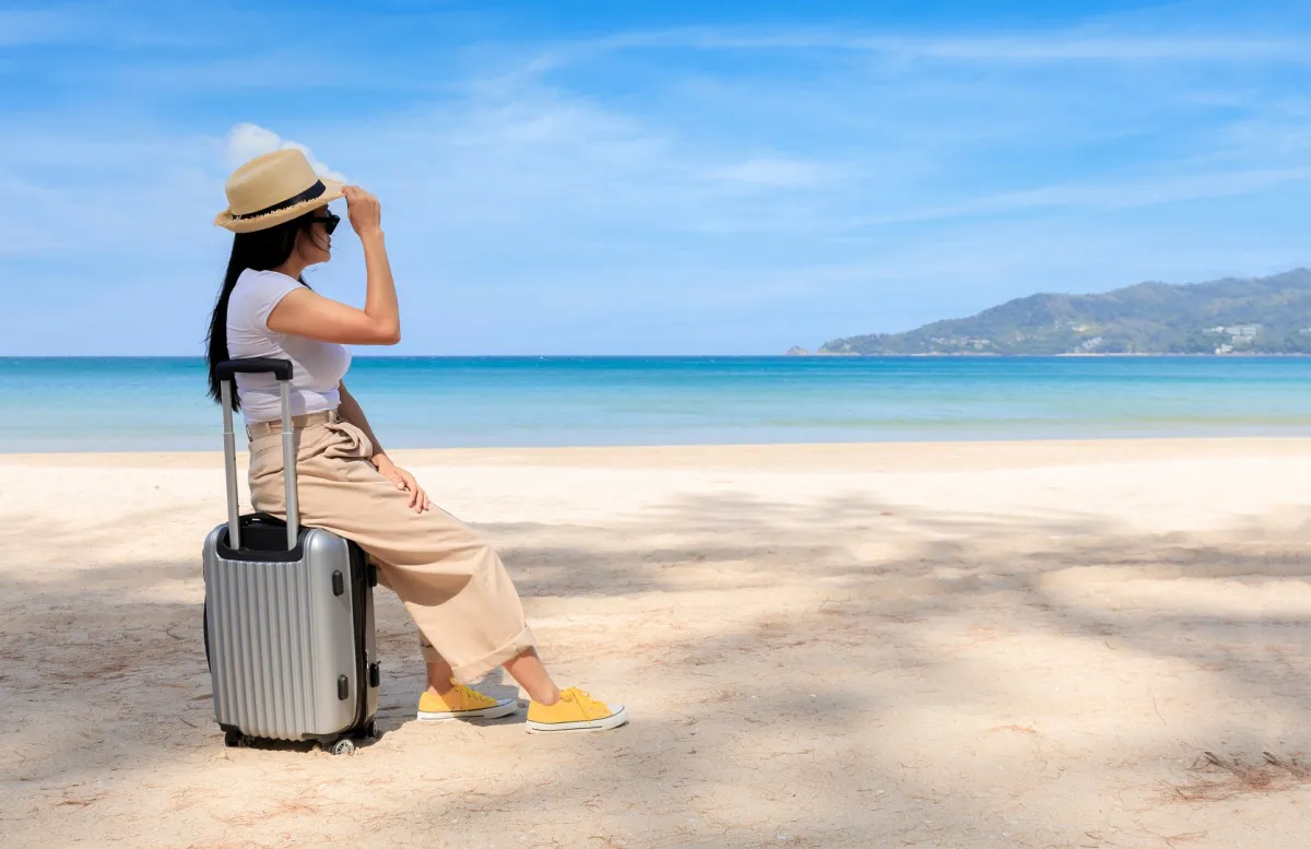 سائحة تستمع بوقتها في أثناء الإجازة الصيفية