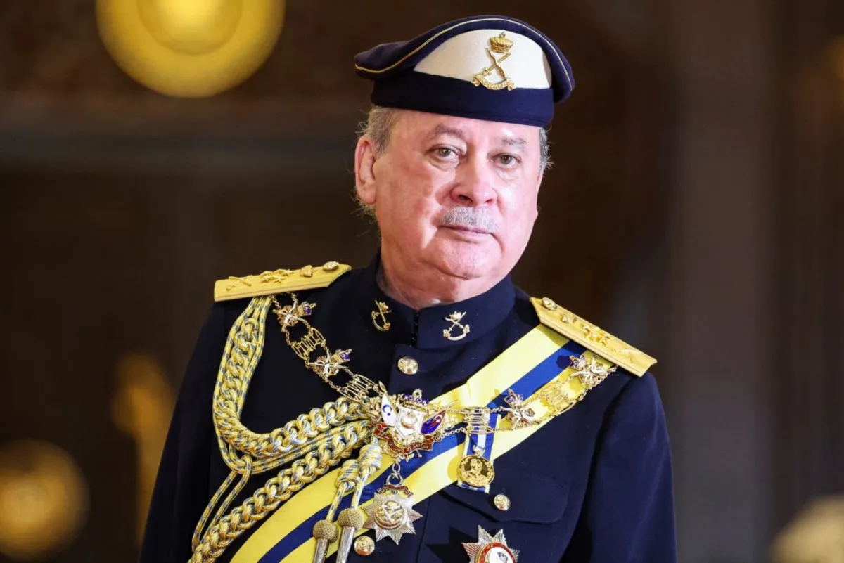 السلطان إبراهيم اسكندر في القصر الوطني في كوالالمبور (Sultan Ibrahim Iskandar at the National Palace in Kuala Lumpur). مصدر الصورة: HASNOOR HUSSAIN / POOL / AFP