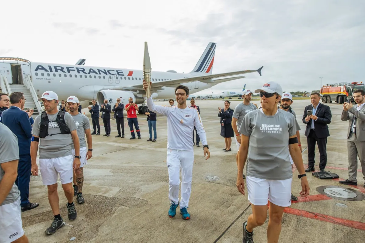 شعلة الأولمبياد تصل ضواحي العاصمة الفرنسية باريس 