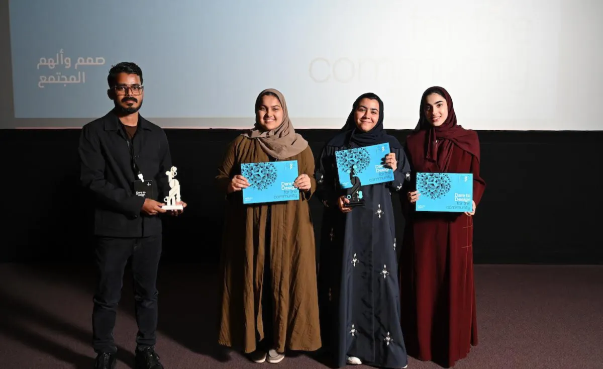                                                                                         الفائزين في تحدي الجرافيك فاطمة بوخمسين وزهرة منصور وديمة البوعليان - صور العلاقات العامة 