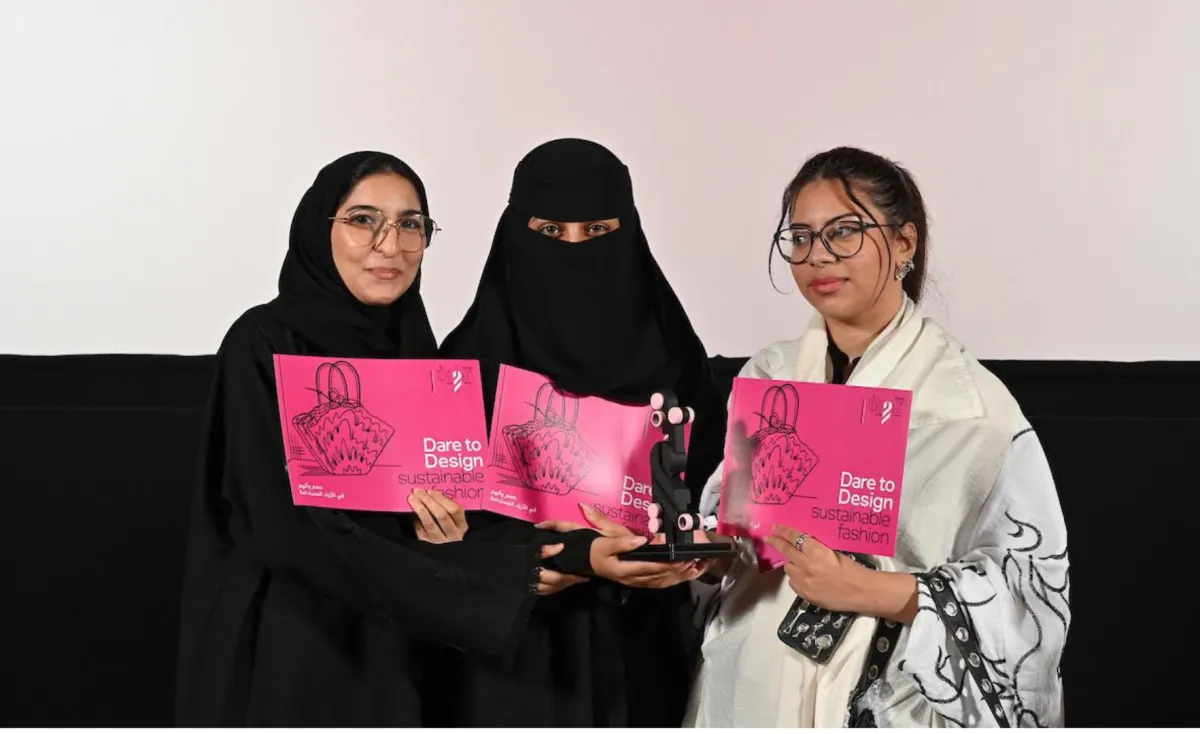                                                                                        الفائزين في تحدي الأزياء من اليمين روان السالم وغيداء الناصر وإباء الطويل - صور العلاقات العامة 