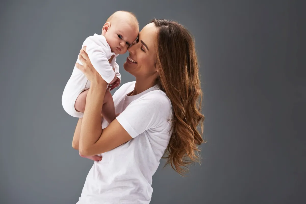 صورة لأم تتواصل مع صغيرها