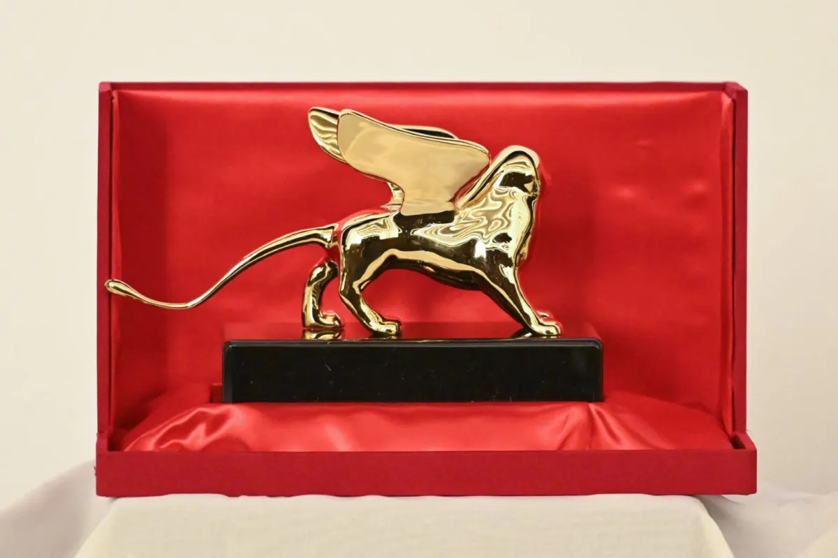 جائزة الأسد الذهبي في فينيسيا (A Golden Lion award at Venice Lido). مصدر الصورة: Alberto PIZZOLI / AFP