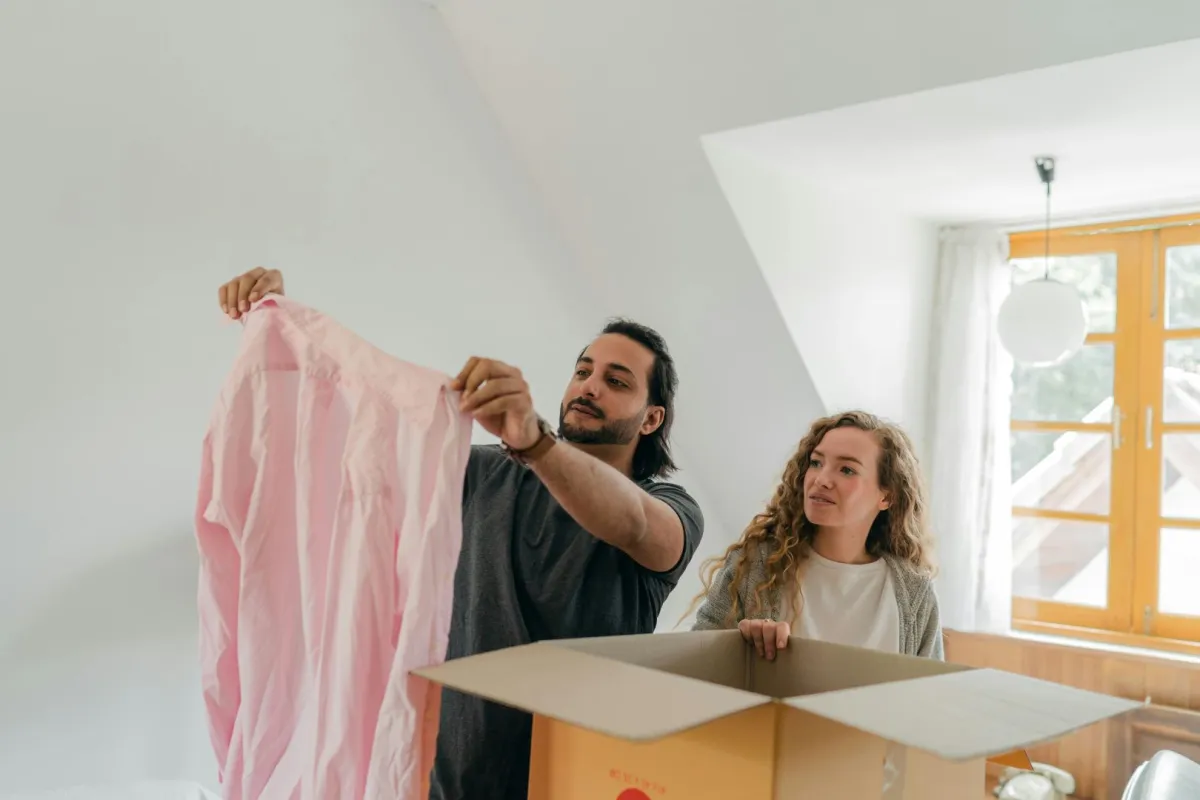 زوج يساعد زوجته في تنظيم الملابس
