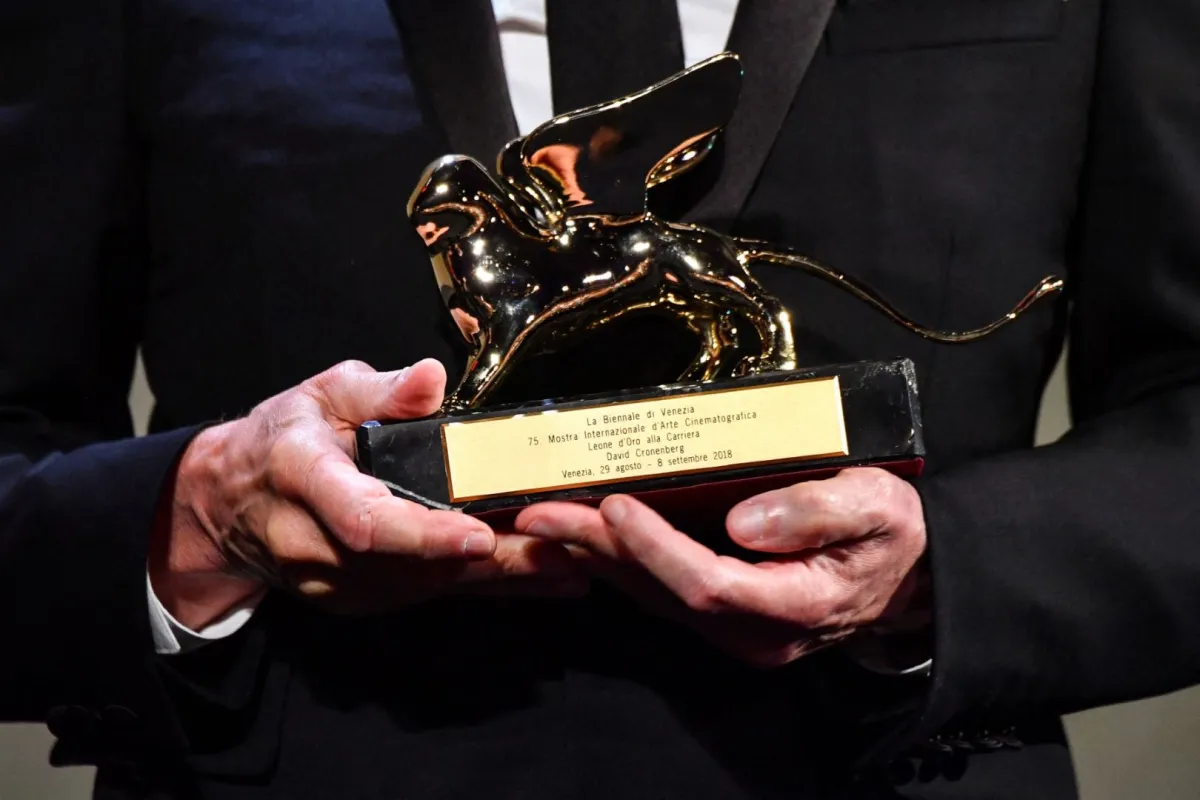 المخرج الكندي ديفيد كروننبرغ في مهرجان البندقية السينمائي الخامس والسبعين في مهرجان فينيسيا (Canadian director David Cronenberg at the 75th Venice Film Festival at Venice Lido). مصدر الصورة: Alberto PIZZOLI / AFP