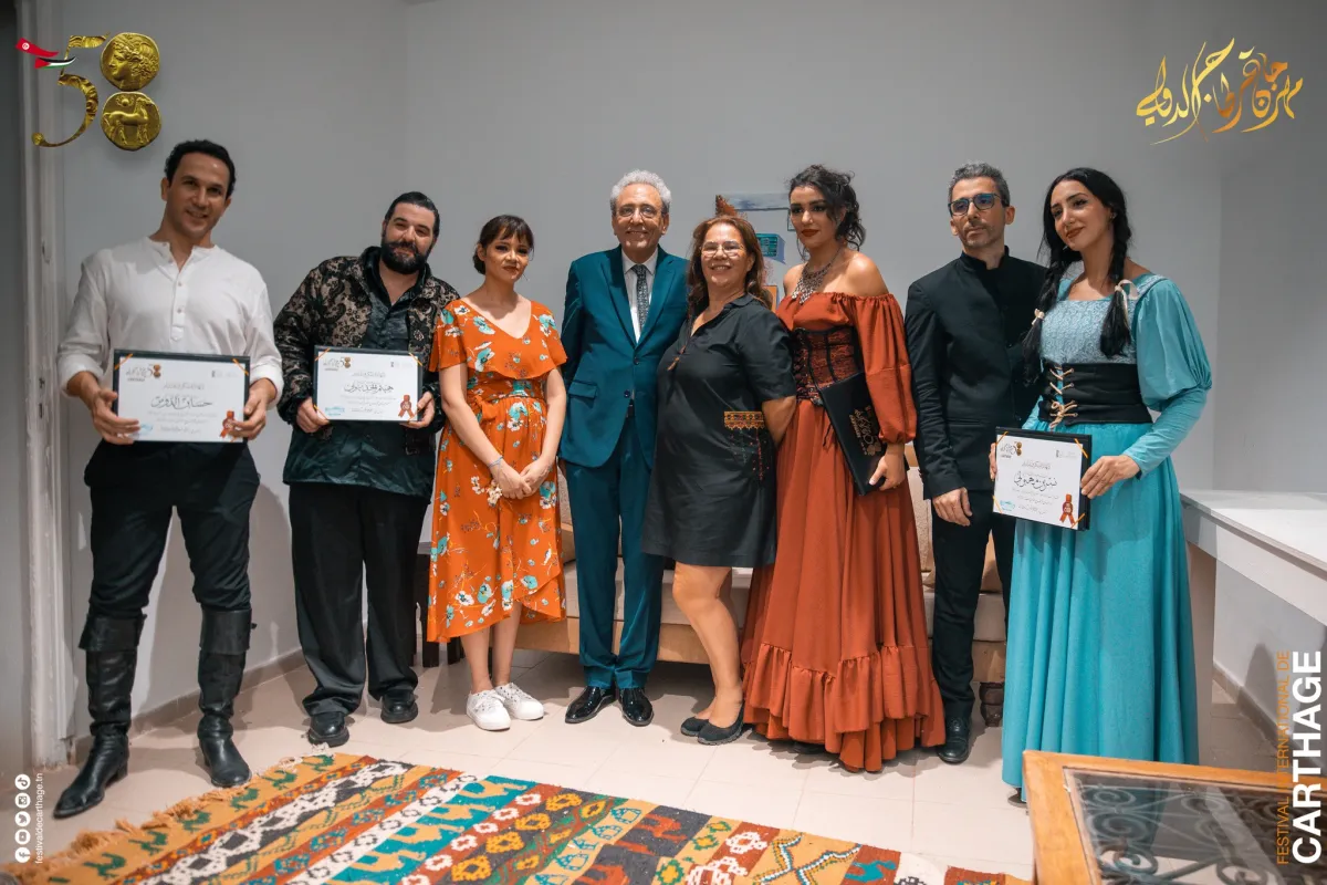مدير مهرجان قرطاج يكرم فريق عرض كارمان حال انتهاء الحفل- الصورة من موقع المهرجان على الفيسبوك