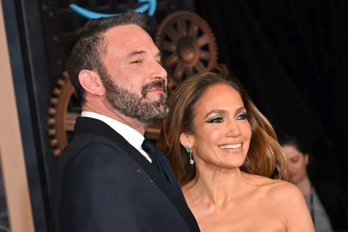 جينيفر لوبيز وبن أفليك في مسرح دولبي في هوليوود، كاليفورنيا (Jennifer Lopez and Ben Affleck at the Dolby theatre in Hollywood, California). مصدر الصورة: Robyn BECK / AFP