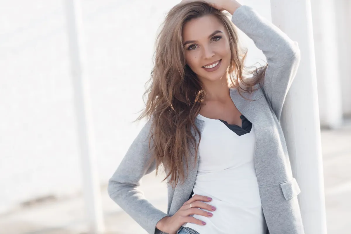 شابة جميلة وجذابة