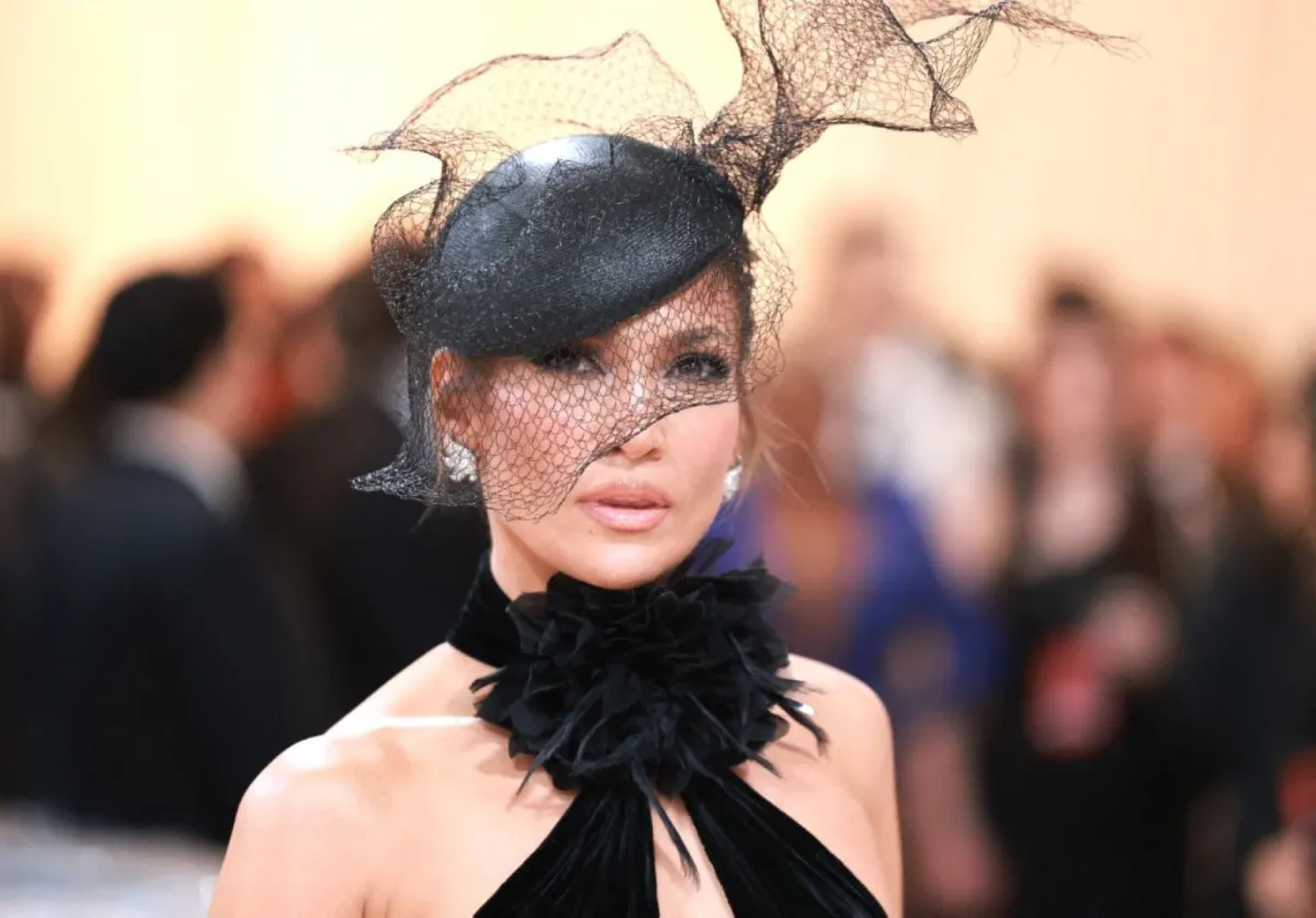 جينيفر لوبيز في حفل Met Gala لعام 2023 في متحف متروبوليتان للفنون في مدينة نيويورك (Jennifer Lopez atThe 2023 Met Gala at The Metropolitan Museum of Art in New York City). مصدر الصورة: Theo Wargo/Getty Images for Karl Lagerfeld/AFP