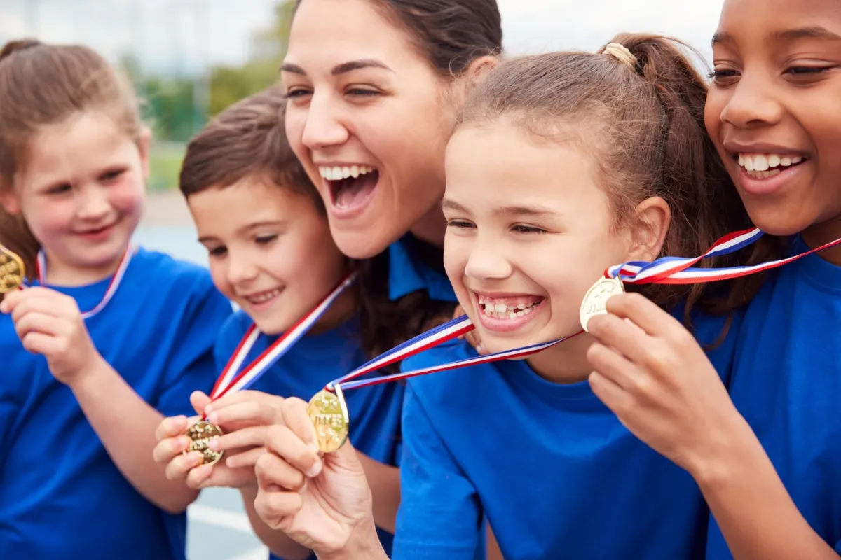أطفال يحصلون على الميداليات