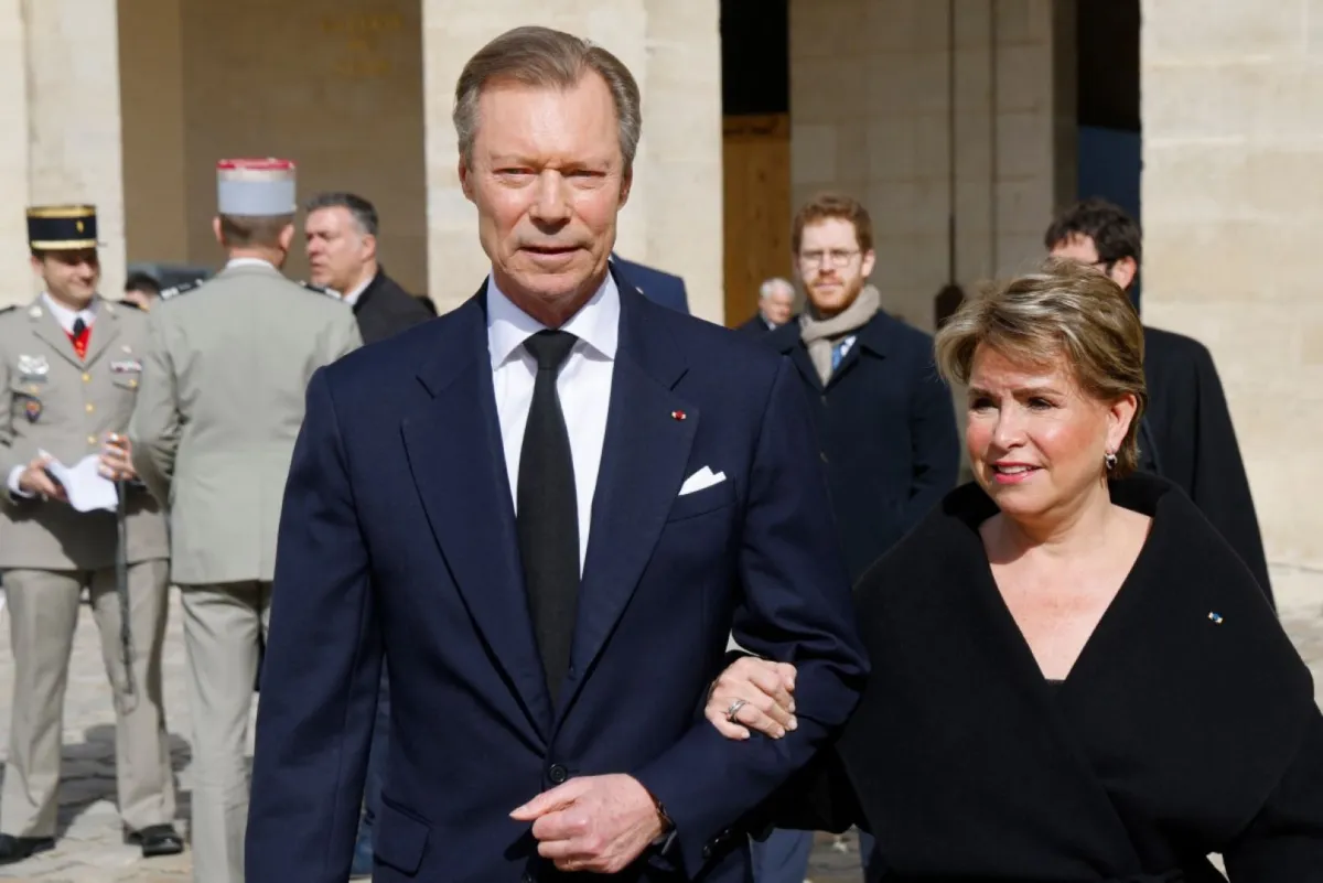 الدوق الأكبر هنري من لوكسمبورغ والدوقة الكبرى ماريا تيريزا في باريس (Grand-Duke Henri of Luxembourg and Grand-Duchess Maria Teresa in Paris). مصدر الصورة: Ludovic MARIN / POOL / AFP