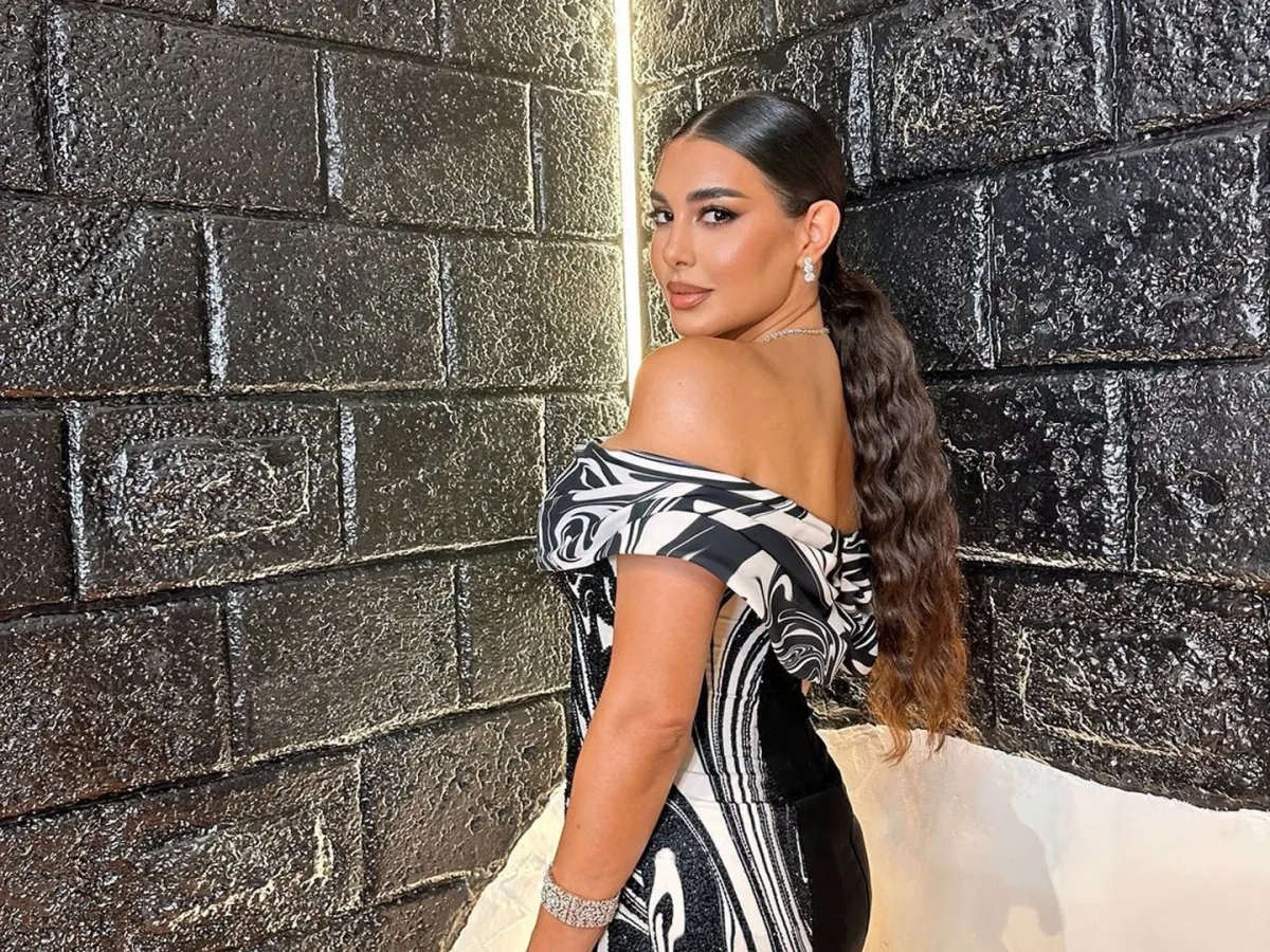 ياسمين صبري بمجوهرات ماسية مع فستان سهرة أبيض وأسود - الصورة من صفحتها الرسمية على إنستغرام 