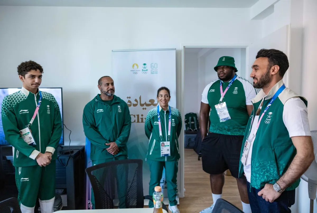  وزير الرياضة السعودي ولاعبو فريق السعودية في قرية الرياضيين الأولمبية بباريس